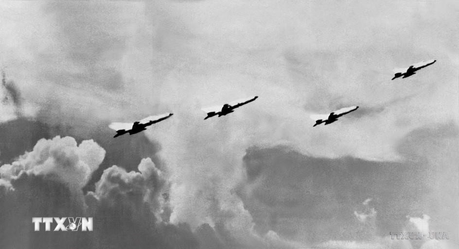 Máy bay MiG-21 xuất kích tiêu diệt máy bay địch. Trong trận 12 ngày đêm năm 1972, đã có 2 chiếc B-52 bị máy bay tiêm kích MiG-21 bắn hạ, trong đó 1 chiếc do phi công Phạm Tuân bắn rơi tại chỗ. (Ảnh: Tư liệu TTXVN)