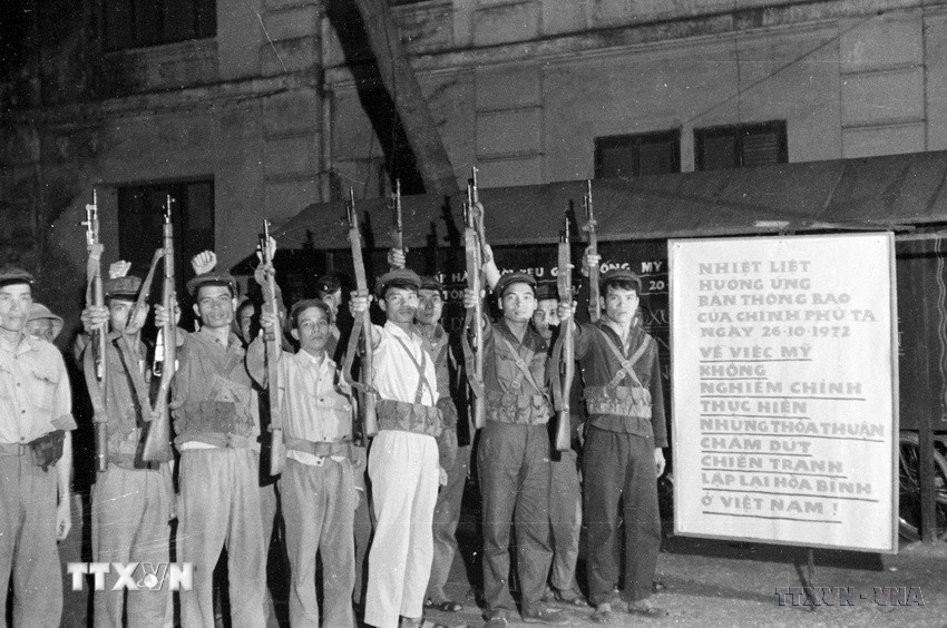 Các chiến sỹ tự vệ nhà máy Y (Hà Nội) mít-tinh hưởng ứng tuyên bố của Chính phủ ngày 26/10/1972, quyết tâm đánh thắng hoàn toàn giặc Mỹ. (Ảnh: Ngọc Quán/TTXVN)