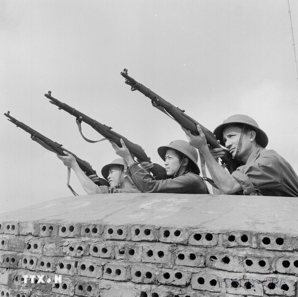 Tổ "Tay súng, tay búa", đại đội phân xưởng nhuộm, nhà máy dệt kim Đông Xuân Hà Nội luyện chắc tay súng, sẵn sàng chiến đấu (1972). (Ảnh: Trần Phác/TTXVN)