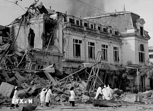 Ga Hàng Cỏ (nay là ga Hà Nội) bị máy bay B-52 ném bom phá huỷ, ngày 21/12/1972. (Ảnh: Minh Lộc/TTXVN)