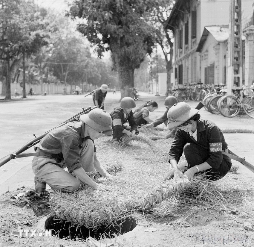 Các chiến sỹ tự vệ của Nhà máy Thiết bị Bưu điện Hà Nội khẩn trương tu sửa nắp hầm, chuẩn bị tốt hầm hào chiến đấu (5/1972). (Ảnh: Ngọc Quán/TTXVN)
