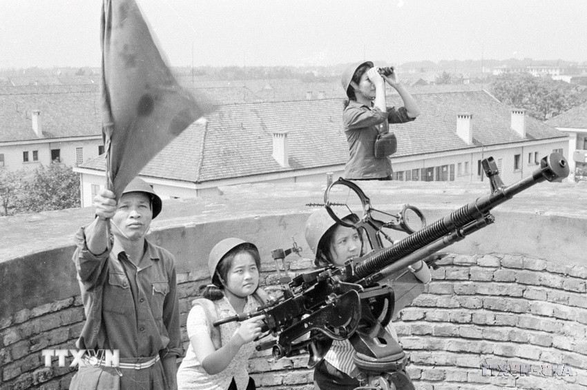 Tự vệ nhà máy dệt kim Đông Xuân ra sức luyện tập kỹ thuật. Đơn vị đã góp phần cùng quân dân Thủ đô bắn rơi 5 máy bay Mỹ trong ngày 16/4/1972. (Ảnh: Trần Phác/TTXVN)