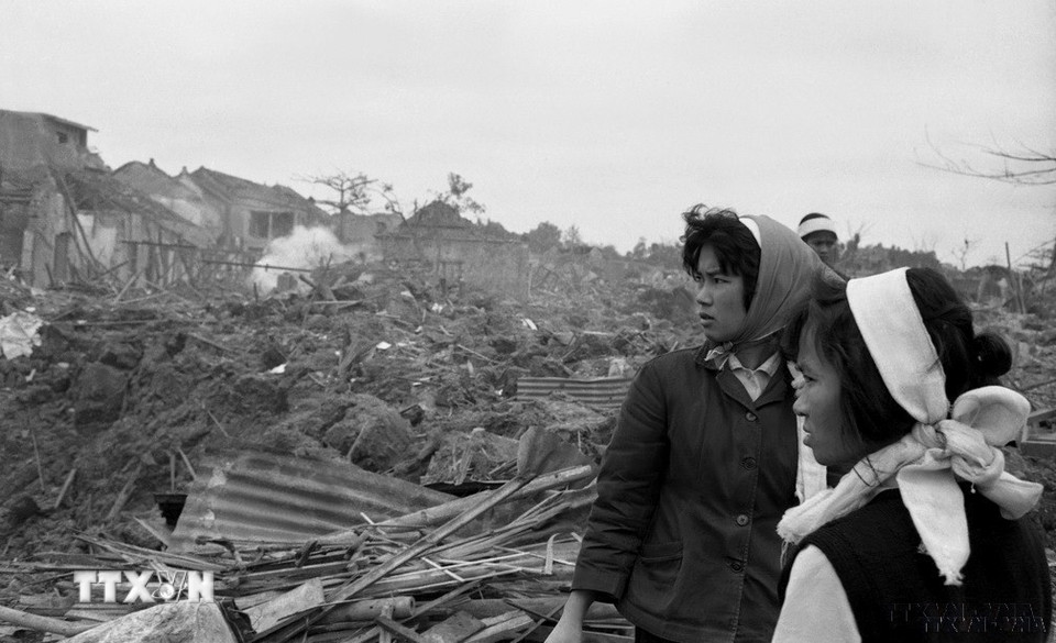 Khu phố Khâm Thiên (Hà Nội) bị máy bay B.52 của Mỹ ném bom tàn phá (26/12/1972). Bom đạn Mỹ đã giết và làm bị thương 2.579 người, trong đó có 1.318 người chết. (Ảnh: Văn Bảo/TTXVN)