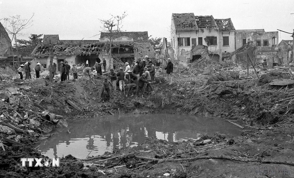 Phố Khâm Thiên, thuộc khu Đống Đa (Hà Nội) bị máy bay B.52 của giặc Mỹ ném bom tàn phá (26/12/1972). Trong 12 ngày đêm, Mỹ đã ném hơn 40.000 tấn bom vào 353 điểm dân cư, kinh tế, văn hóa giáo dục, thuộc 4 khu phố ở nội thành và 4 huyện ngoại thành. (Ảnh: Văn Bảo/TTXVN)