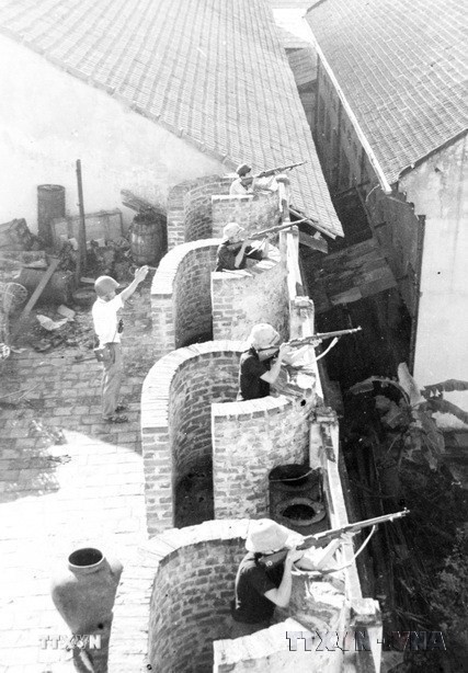 Tự vệ Nhà máy X Hà Nội nhanh chóng chiếm lĩnh vị trí chiến đấu mỗi khi có báo động để bảo vệ Nhà máy, bảo vệ Thủ đô. (Ảnh: Trần Sinh/TTXVN phát)