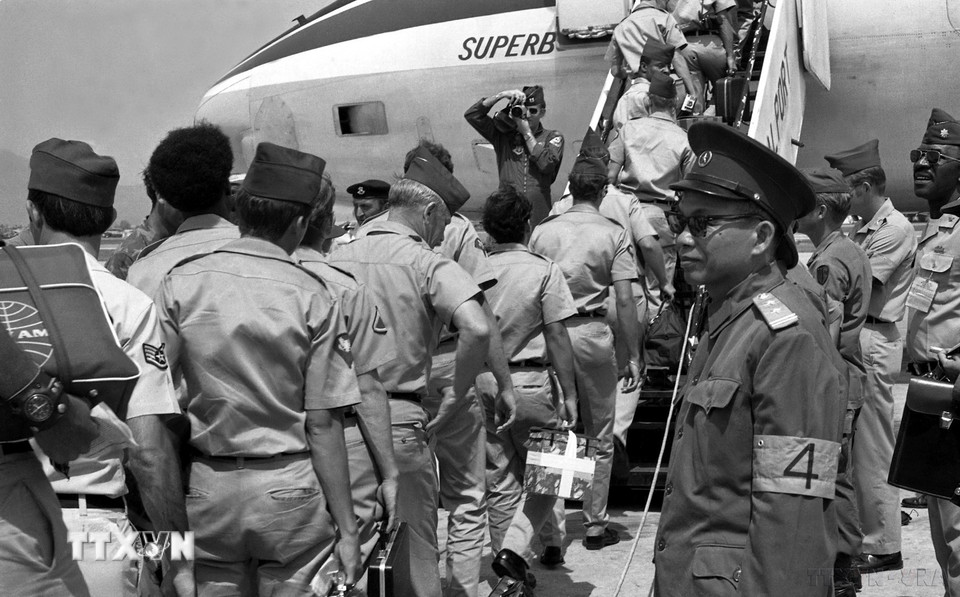 Thi hành hiệp định Paris, ngày 29/3/1973, những người lính Mỹ cuối cùng lên máy bay tại sân bay Đà Nẵng để rút khỏi Việt Nam. (Ảnh: Tư liệu TTXVN)