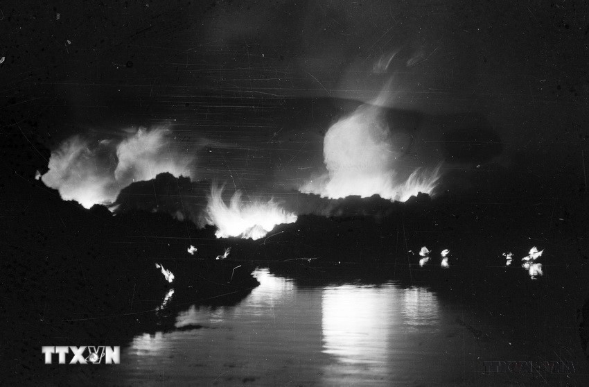 Máy bay B-52 bị quân và dân Thủ đô bắn rơi, bốc cháy dữ dội, ngày 27/12/1972. (Ảnh: Minh Trường/TTXVN)