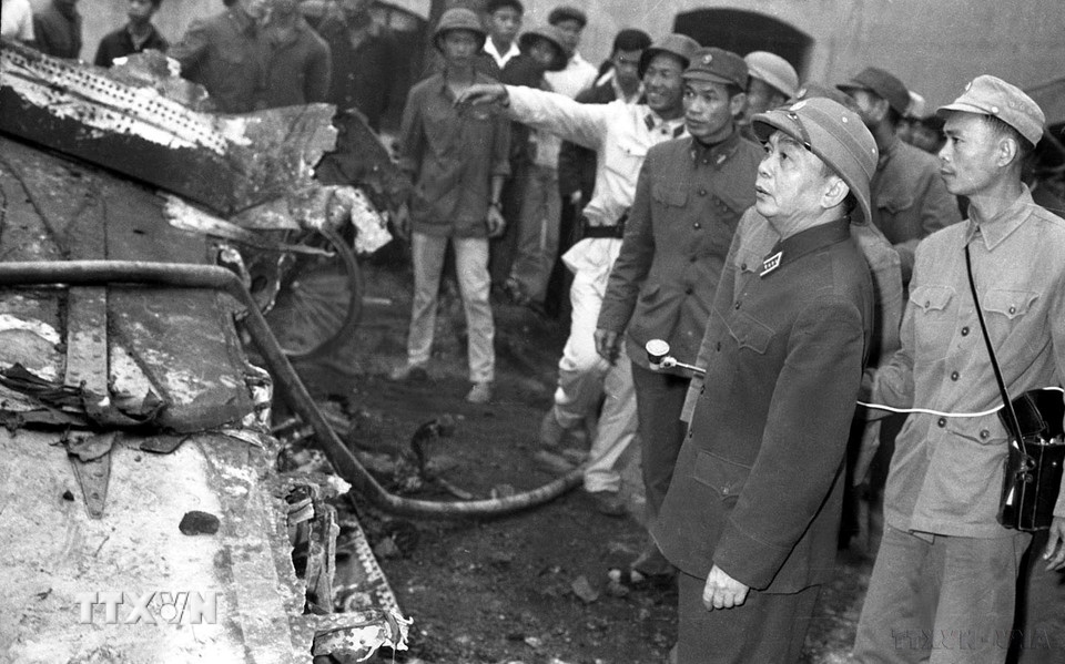 Ngày 30/12/1972, Đại tướng Võ Nguyên Giáp thị sát xác chiếc máy bay B-52 Mỹ bị quân và dân ta bắn rơi tại làng Ngọc Hà (Hà Nội) trong chuyến thăm Tiểu đoàn 79 tên lửa, đơn vị có nhiều thành tích cùng quân và dân Thủ đô đập tan cuộc tập kích chiến lược bằng không quân của Mỹ. (Ảnh: TTXVN)