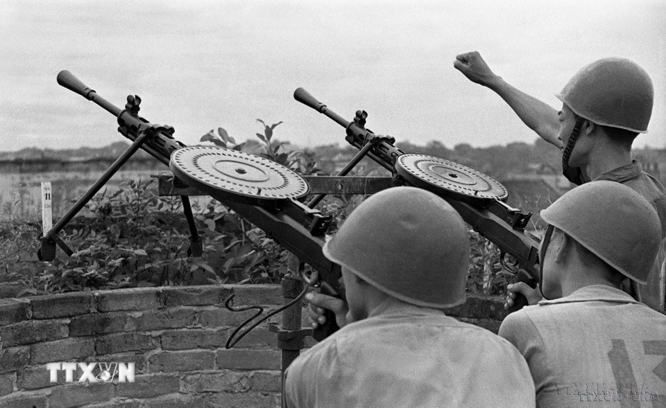 Tự vệ nhà máy bánh kẹo Hà Nội, bình tĩnh dũng cảm phối hợp chặt chẽ với các đơn vị bộ đội cao xạ bắn rơi nhiều máy bay Mỹ. (Ảnh: Minh Lộc/TTXVN)