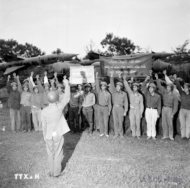 Triệt để chấp hành mệnh lệnh chiến đấu của Bộ Tổng tư lệnh, tiểu đoàn 77 bộ đội tên lửa hạ quyết tâm luôn nêu cao tinh thần cảnh giác sẵn sàng chiến đấu, bắn rơi máy bay Mỹ ngay từ quả đạn đầu tiên (1972). (Ảnh: Hứa Kiểm/TTXVN)