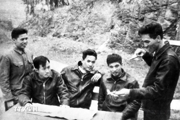 Phi công Phạm Tuân (ngoài cùng bên phải) cùng đồng đội thảo luận đánh B-52 trong trận 12 ngày đêm, tháng 12/1972. Ông là người đầu tiên lái máy bay Mig-21FM bắn rơi tại chỗ “siêu pháo đài bay” B-52 trong lần xuất kích đêm 27/12/1972. (Ảnh: TTXVN)