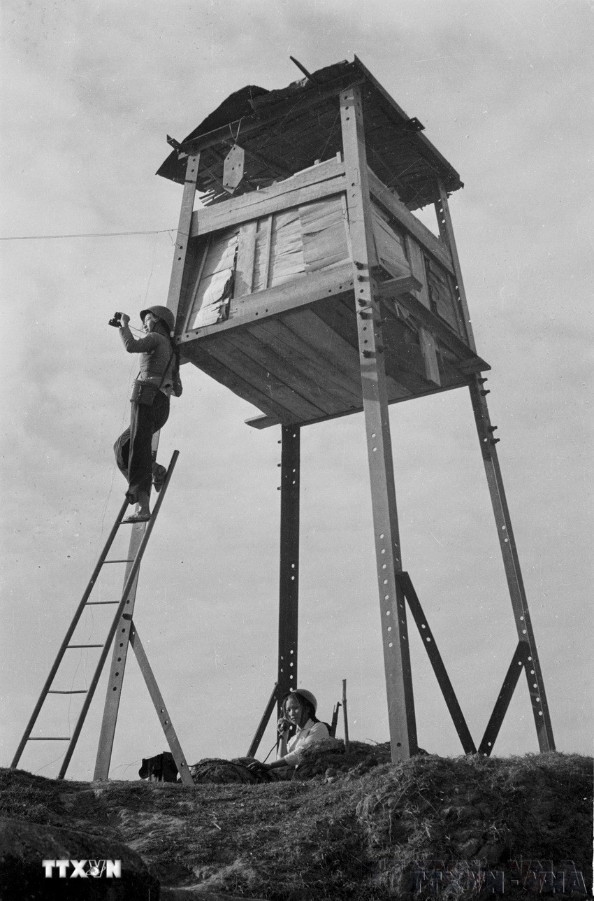 Trong những trận chiến đấu ác liệt với máy bay B52 của Mỹ, dân quân xã Giang Biên, huyện Gia Lâm (Hà Nội) luôn cảnh giác, tổ chức trạm cảnh giới phục vụ chiến đấu phòng không (1972). (Ảnh: Ngọc Quán/TTXVN)