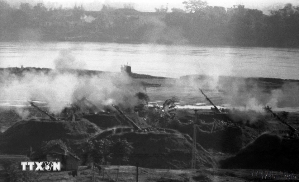 Trận địa pháo cao xạ Hà Nội bảo vệ cầu Long Biên nhả đạn vào máy bay Mỹ. (Ảnh: Minh Lộc/TTXVN)