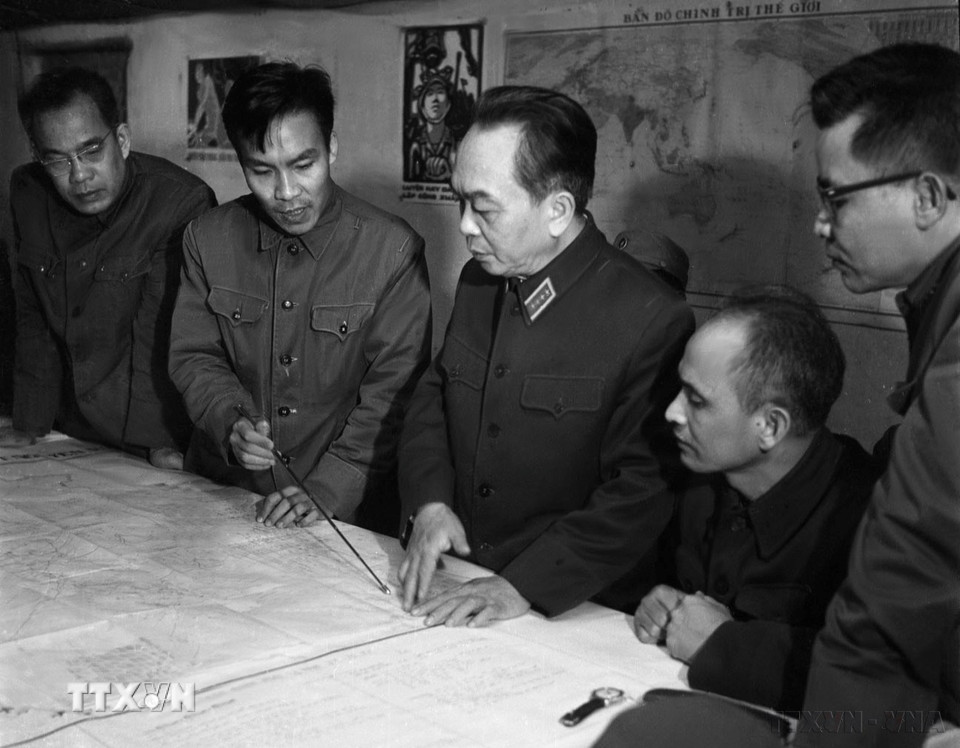 Ngày 30/12/1972, Đại tướng Võ Nguyên Giáp thăm Bộ Tư lệnh Quân chủng Phòng không-Không quân, lực lượng nòng cốt cùng quân và dân Thủ đô đập tan cuộc tập kích chiến lược bằng không quân của Mỹ vào Hà Nội. (Ảnh: TTXVN)