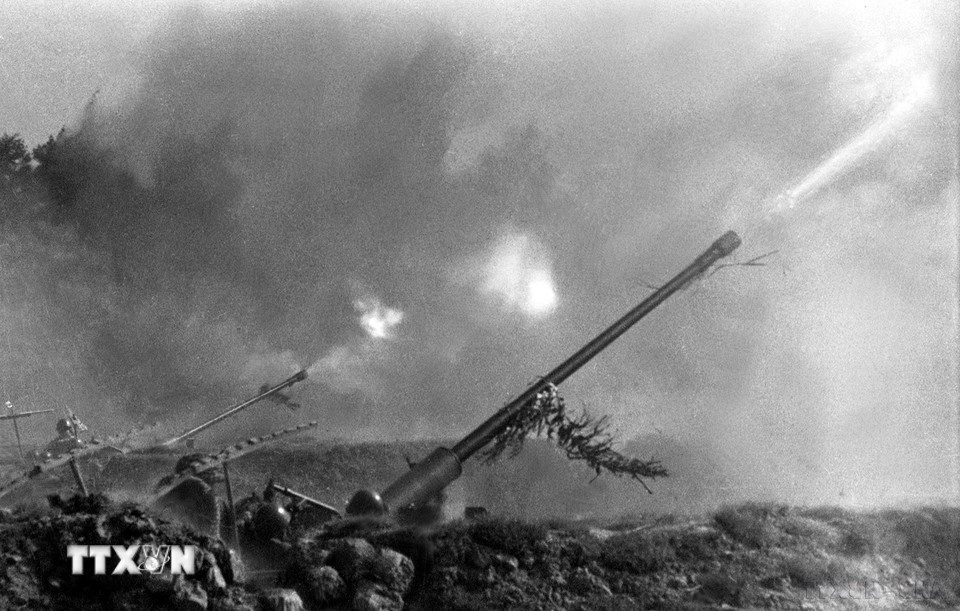 Các chiến sỹ đại đội 3 đoàn X pháo cao xạ bảo vệ Thủ đô mưu trí, dũng cảm, nổ súng kịp thời và chính xác, góp phần bắn rơi nhiều máy bay Mỹ. (Ảnh: TTXVN)