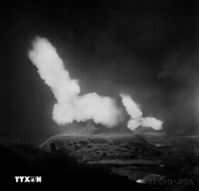 Tự vệ khu phố B Hà Nội nổ súng quyết liệt đánh trả máy bay B.52 của giặc Mỹ đến gây tội ác ở Thủ đô đêm 20 rạng 21/12/1972. (Ảnh: Thế Trung/TTXVN)