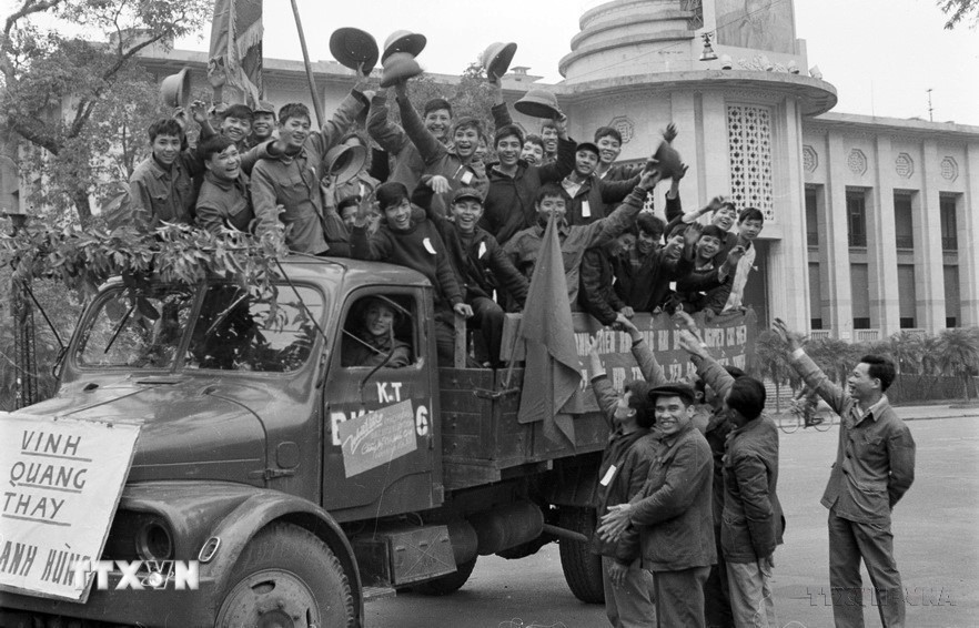 Thanh niên Thủ đô lên đường tòng quân đánh Mỹ, cứu nước. (Ảnh: Tư liệu TTXVN)