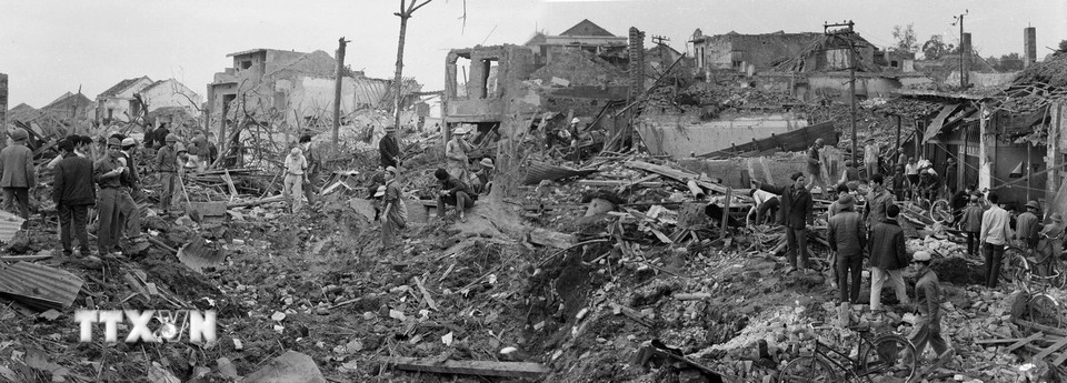 Phố Khâm Thiên bị B52 phá huỷ (12/1972). (Ảnh: Tư liệu TTXVN)
