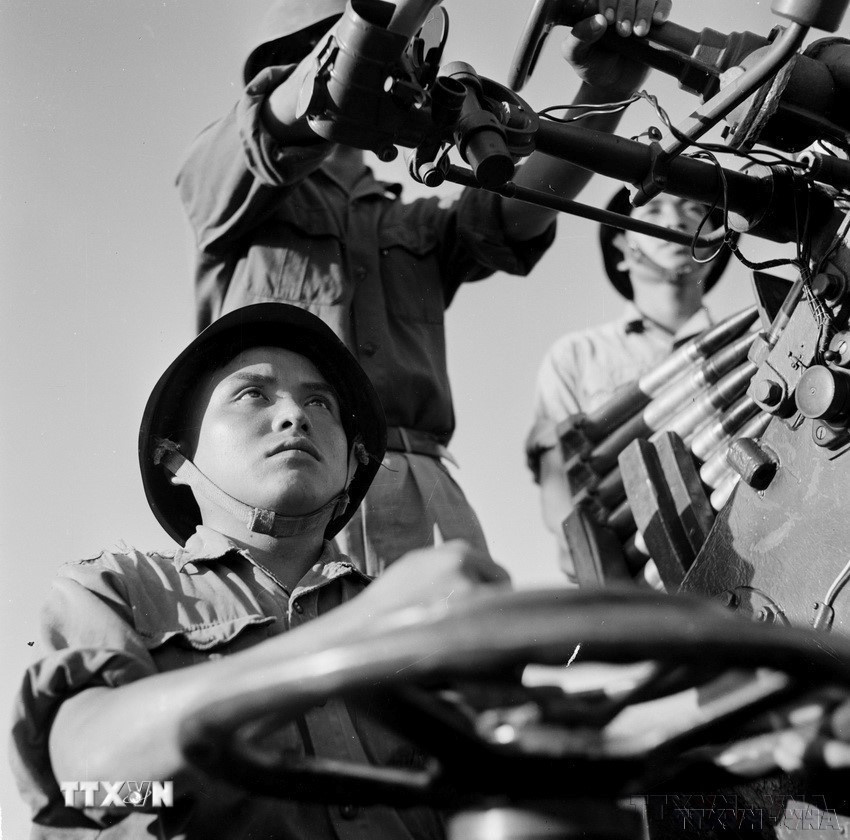 Đảng viên trẻ, chiến sỹ quyết thắng Phan Tuấn Chí là một trong những pháo thủ toàn năng của khẩu đội 4, phân đội 2, tham gia nhiều trận chiến, lập nhiều chiến công xuất sắc. (Ảnh: Tư liệu TTXVN)
