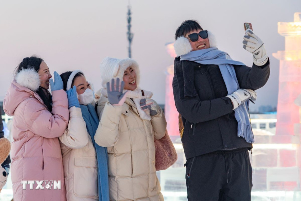Du khách tham quan công viên băng tuyết Cáp Nhĩ Tân, tỉnh Hắc Long Giang, Trung Quốc. (Ảnh: THX/TTXVN)