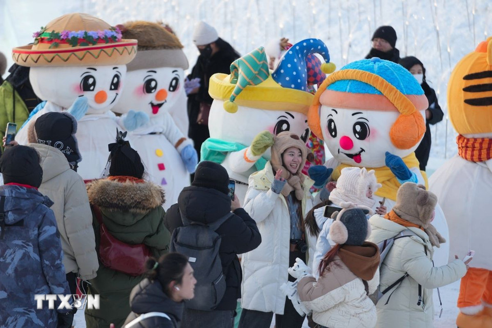 Du khách tham quan công viên băng tuyết Cáp Nhĩ Tân, tỉnh Hắc Long Giang, Trung Quốc. (Ảnh: THX/TTXVN)