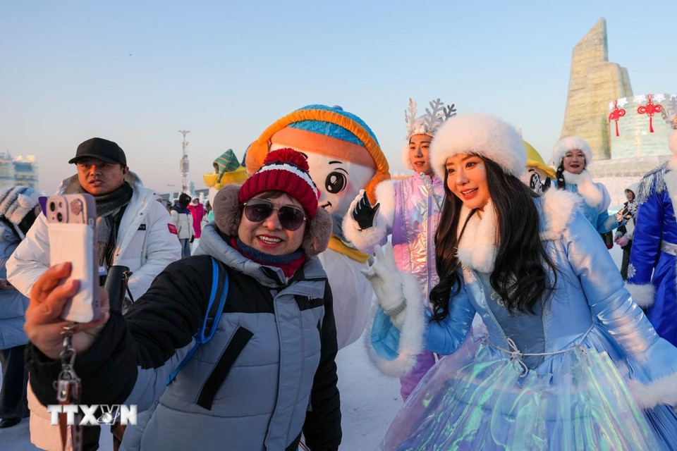 Du khách tham quan công viên băng tuyết Cáp Nhĩ Tân, tỉnh Hắc Long Giang, Trung Quốc. (Ảnh: THX/TTXVN)