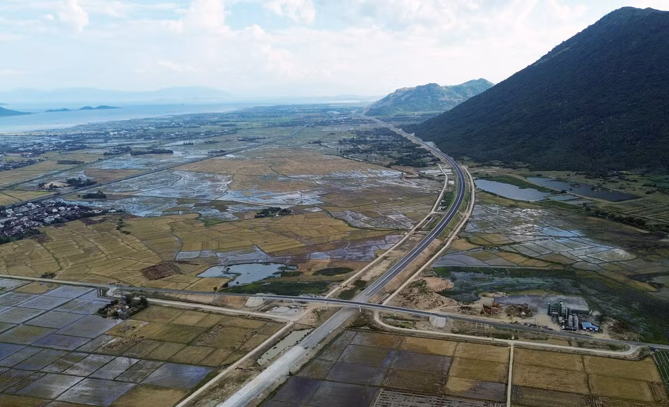 13km còn lại thuộc Dự án cao tốc Vân Phong-Nha Trang sẵn sàng thông tuyến vào dịp 19/8 tới. (Ảnh: Quốc Khánh/TTXVN)