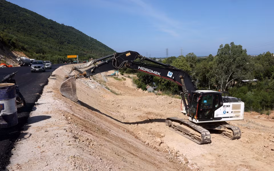 Nhà thầu khẩn trương thi công những công đoạn cuối trên tuyến. (Ảnh: Quốc Khánh/TTXVN)