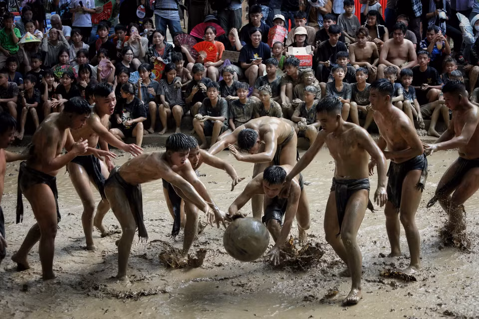 Pha tranh cầu quyết liệt tại lễ hội. (Ảnh: Danh Lam/TTXVN)