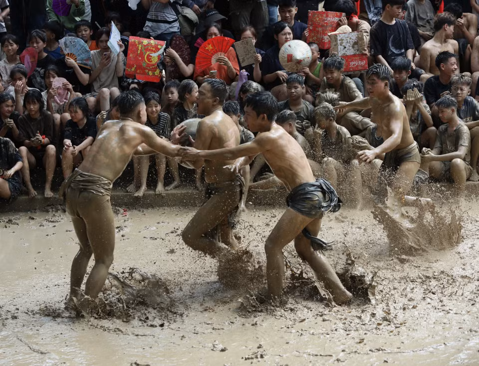 Pha tranh cầu quyết liệt tại lễ hội. (Ảnh: Danh Lam/TTXVN)