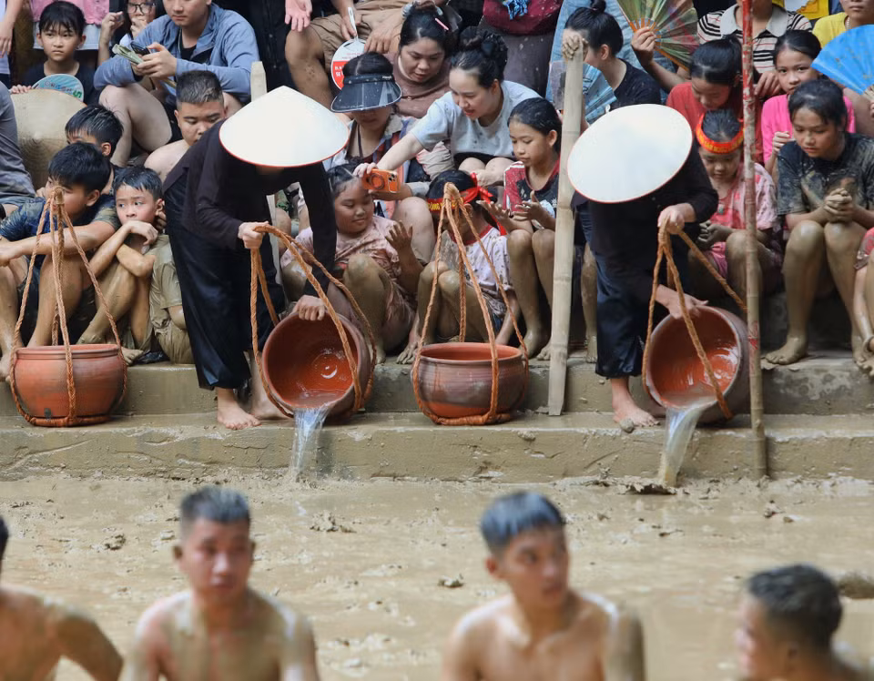 Tiếp thêm nước cho sân bùn. (Ảnh: Danh Lam /TTXVN)