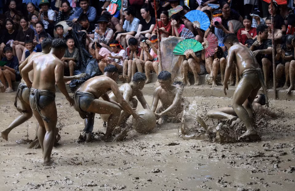 Pha tranh cầu quyết liệt tại lễ hội. (Ảnh: Danh Lam/TTXVN)