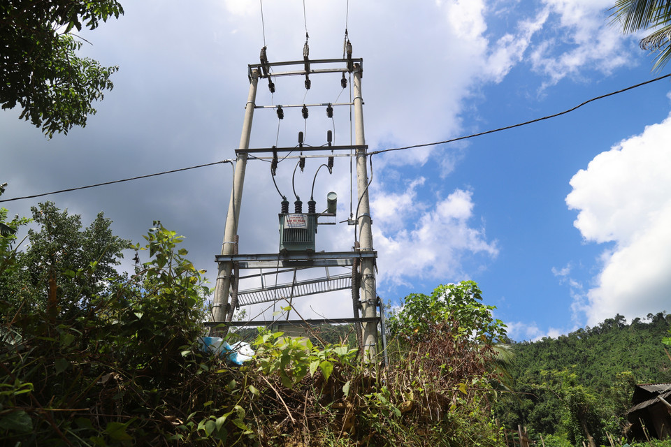 Trạm biến áp bản Na Ngân (Công ty Điện lực Nghệ An quản lý) đã dừng hoạt động từ cuối tháng 7/2025 đến nay do nhiều cột điện gãy, đổ và hệ thống dây truyền dẫn bị đứt chưa thể khắc phục. (Ảnh: Xuân Tiến/TTXVN)