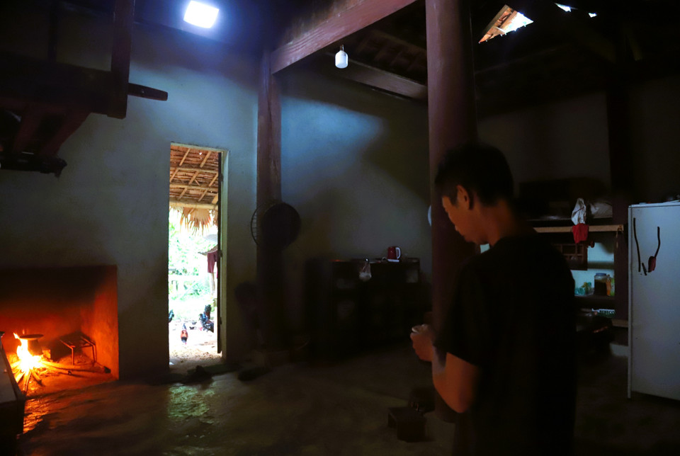 Nhiều gia đình đã lắp đặt đèn năng lượng mặt trời công suất nhỏ để chiếu sáng khuôn gian trong nhà khi điện lưới bị mất từ nhiều ngày qua. (Ảnh: Xuân Tiến/TTXVN)