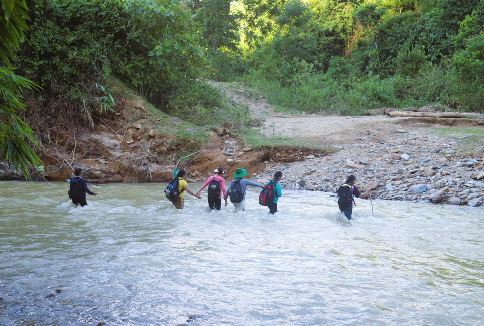 Cầu gỗ bắc qua suối Nậm Ngân, đoạn Khe Ngân bị lũ cuốn trôi nên người dân phải lội suối sâu mỗi khi đi lại qua đoạn này. (Ảnh: Xuân Tiến/TTXVN)