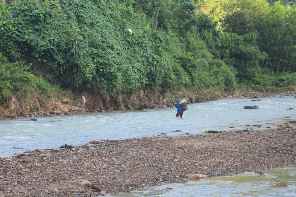 Suối Nậm Ngân vẫn còn chảy xiết, chia cắt đường lên nương, gây khó khăn cho người dân đi làm ruộng, ra trang trại chăn nuôi, thu hái nông sản. (Ảnh: Xuân Tiến/TTXVN)