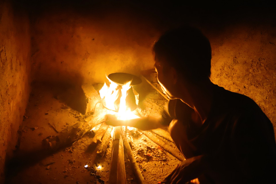 Sau cơn bão số 3 xảy ra vào cuối tháng 7 đến nay, bản làng bị mất điện, người dân phải dùng bếp củi để đun nấu thức ăn. (Ảnh: Xuân Tiến/TTXVN)