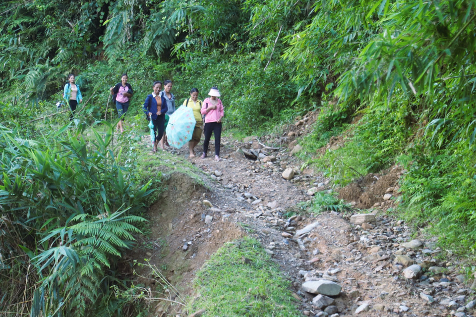 Người dân trong bản Na Ngân thường di chuyển trên con đường đất độc đạo để ra khu vực vùng ngoài. (Ảnh: Xuân Tiến/TTXVN)