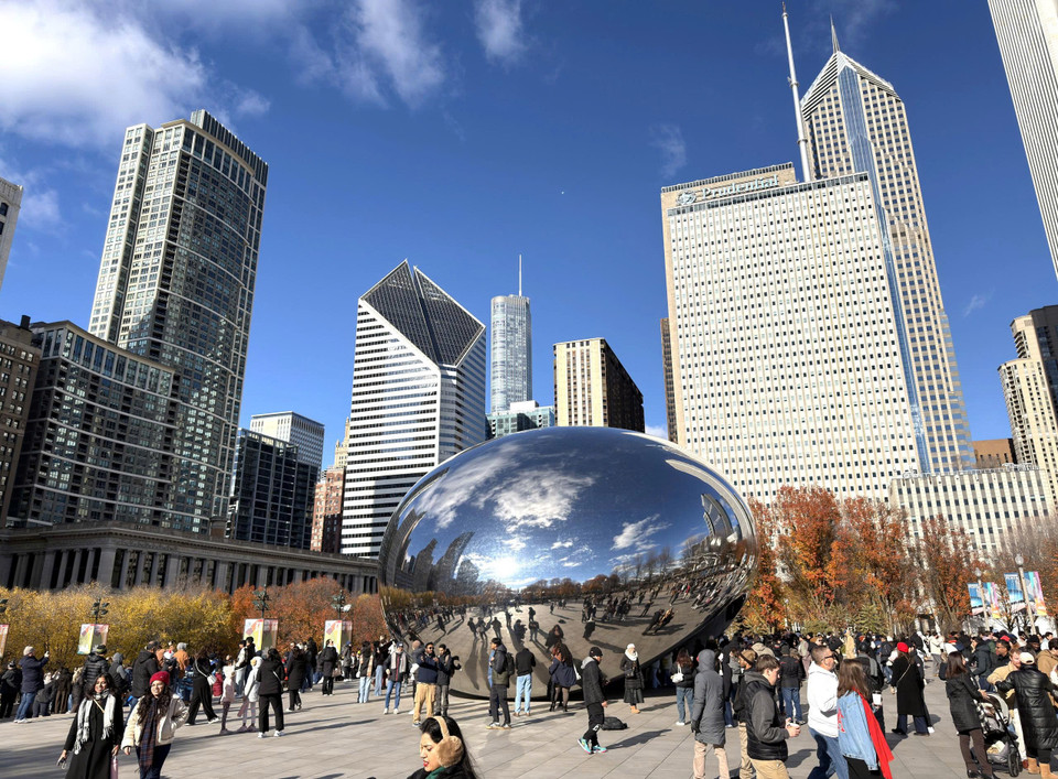 Mọi góc nhìn từ công viên đều phản chiếu vẻ đẹp độc đáo của Cloud Gate và thành phố. (Ảnh: Ngọc Quang/ TTXVN)