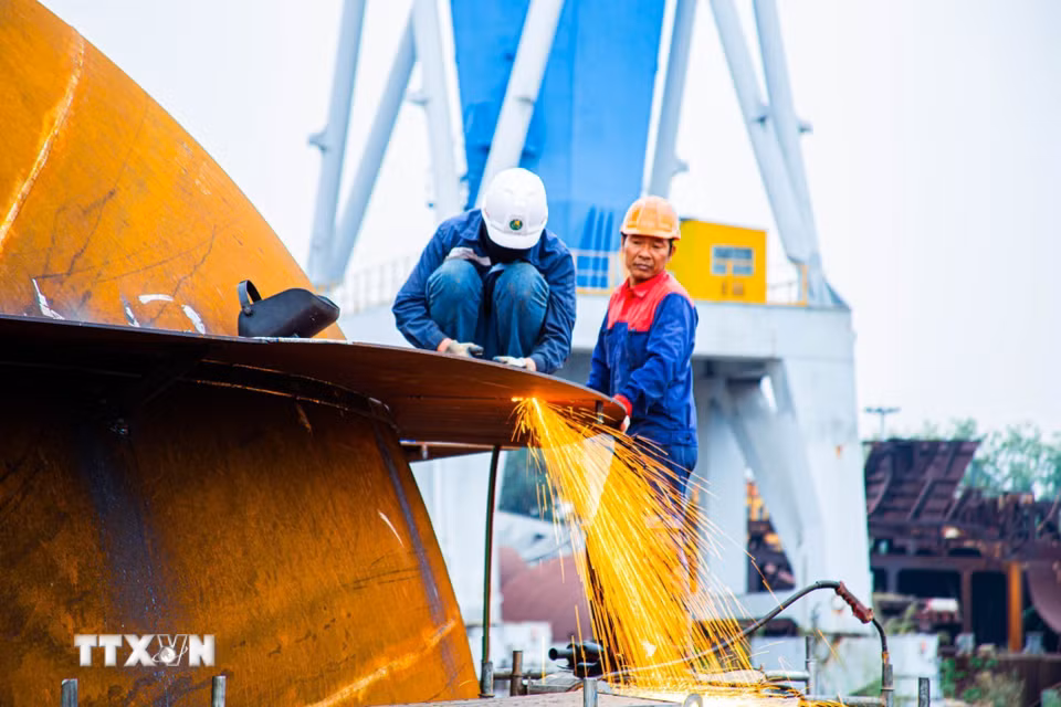 Từ khâu thiết kế đến gia công khép kín, sự kết hợp giữa kinh nghiệm và khả năng làm chủ thiết bị hiện đại của người lao động đã tạo nên những con tàu thép đạt tiêu chuẩn quốc tế. (Ảnh: Lan Anh/TTXVN phát)