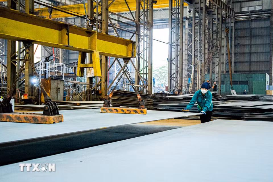 Các khối thép được tập kết trong xưởng, chuẩn bị cho quá trình gia công thân tàu. (Ảnh: Lan Anh/TTXVN phát)