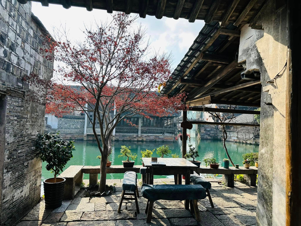 Mỗi bước chân là một cuộc hành trình về quá khứ, khiến du khách sẽ không bao giờ quên được sự huyền bí và quyến rũ của thị trấn cổ này. (Ảnh: Anh Quang/Vietnam+)