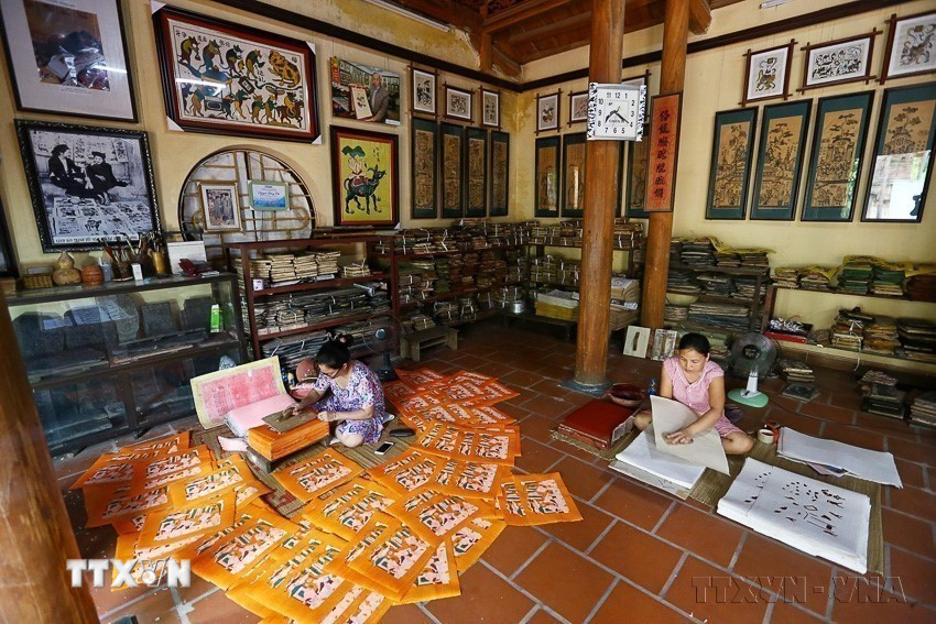 Tranh dân gian Đông Hồ đang đứng trước nguy cơ mai một do tác động của nền kinh tế thị trường, nhu cầu thẩm mỹ của người dân thay đổi, khiến “đầu ra” cho tranh gặp nhiều khó khăn. Những gia đình còn theo nghề như nghệ nhân Nguyễn Đăng Chế (xã Song Hồ, huyện Thuận Thành, tỉnh Bắc Ninh) chỉ còn đếm trên đầu ngón tay, do dân làng tranh giờ đây chủ yếu làm hàng mã (2019). (Ảnh: Minh Quyết/TTXVN)