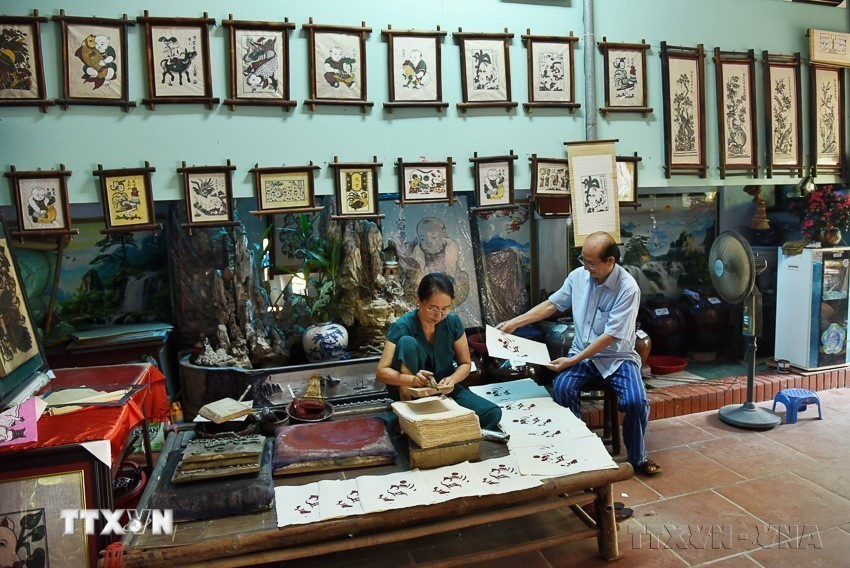 Nghệ nhân Nguyễn Thị Oanh ở Làng Đông Hồ thuộc xã Song Hồ (Thuận Thành, tỉnh Bắc Ninh) hơn 60 tuổi nhưng có thâm niên 50 năm làm tranh, gia đình bà có truyền thống làm tranh khoảng 14 đời nay (2019). (Ảnh: Minh Quyết/TTXVN)