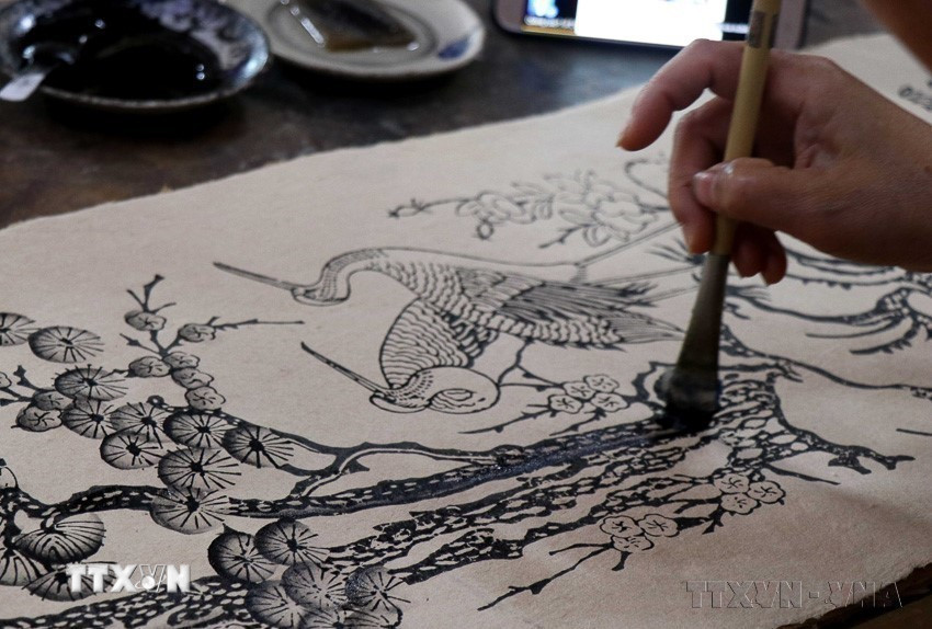 Nghệ nhân vẽ tranh Đông Hồ (2020). (Ảnh: Đinh Văn Nhiều/TTXVN)