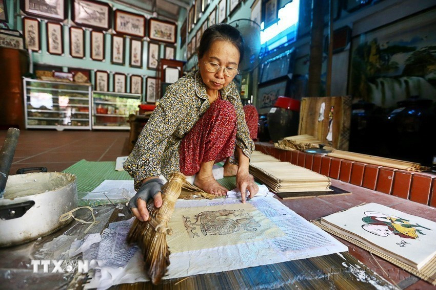 Vật liệu và dụng cụ dùng để in tranh Đông Hồ gồm: giấy dó, các loại màu, ván in, co ván, bìa và thét (chổi làm bằng lá thông). (Ảnh: Minh Quyết/TTXVN)