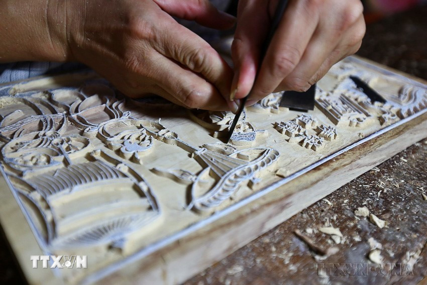 Ván khắc in tranh Đông Hồ có 2 loại: ván in nét và ván in màu. Ván in nét thường được làm từ gỗ thị hoặc gỗ thừng mực. Gỗ thị có thớ đa chiều, vừa mềm, dễ khắc lại vừa dai, do đó khi khắc ván in, nghệ nhân có kỹ năng chạm khắc giỏi, sẽ tạo được các nét gọn, mảnh, nhỏ, tinh vi và ván in lại mềm. Dụng cụ khắc ván là những mũi đục hay còn gọi là bộ ve, được làm bằng thép cứng. Mỗi bộ ve có khoảng 30 - 40 chiếc. (Ảnh: Minh Quyết/TTXVN)