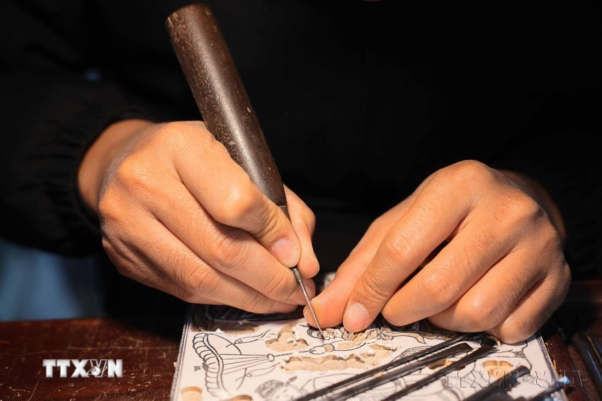 Nghệ nhân có kỹ năng chạm khắc giỏi sẽ tạo được các nét gọn, mảnh, nhỏ, tinh vi và sắc nét (2025). (Ảnh: Hoàng Hiếu/TTXVN)