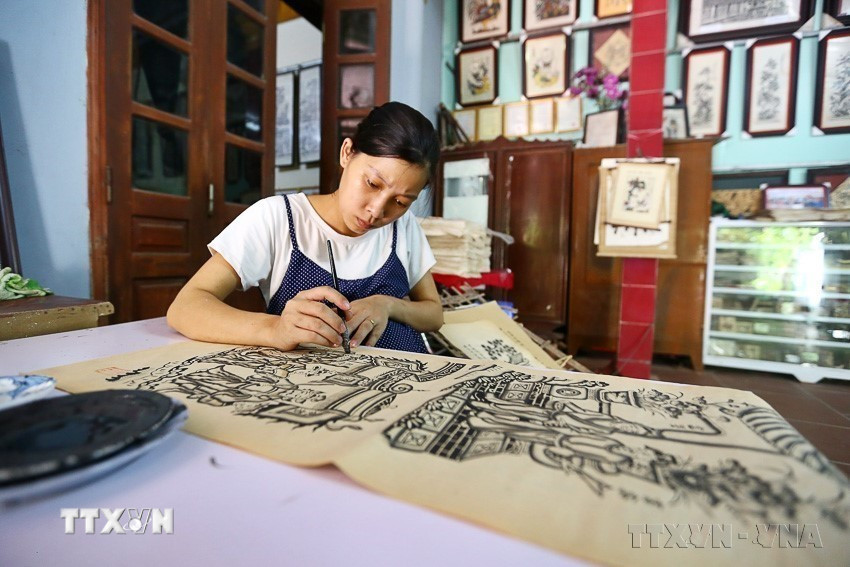 Nghề làm tranh dân gian ở làng Đông Hồ giờ chỉ còn ít gia đình duy trì. Trước nguy cơ này, việc ban hành các chủ trương, biện pháp nhằm bảo tồn và phát huy giá trị di sản văn hóa phi vật thể nghề làm tranh dân gian Đông Hồ là rất cần thiết (2019). (Ảnh: Minh Quyết/TTXVN)