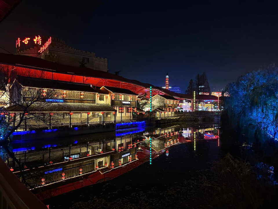 Show diễn này thuộc khu du lịch Tống Thành. Đây là điểm du lịch nhân tạo, tái hiện lại không gian cổ trang thời nhà Tống. Với các quán trà, quán ăn, gian nhà cổ cùng nhiều nhân viên trong trang phục thời xưa đi qua đi lại, khiến du khách như lạc vào quá khứ. (Ảnh: Anh Quang/Vietnam+)